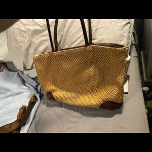 Woven summer purée with leather handles and corners